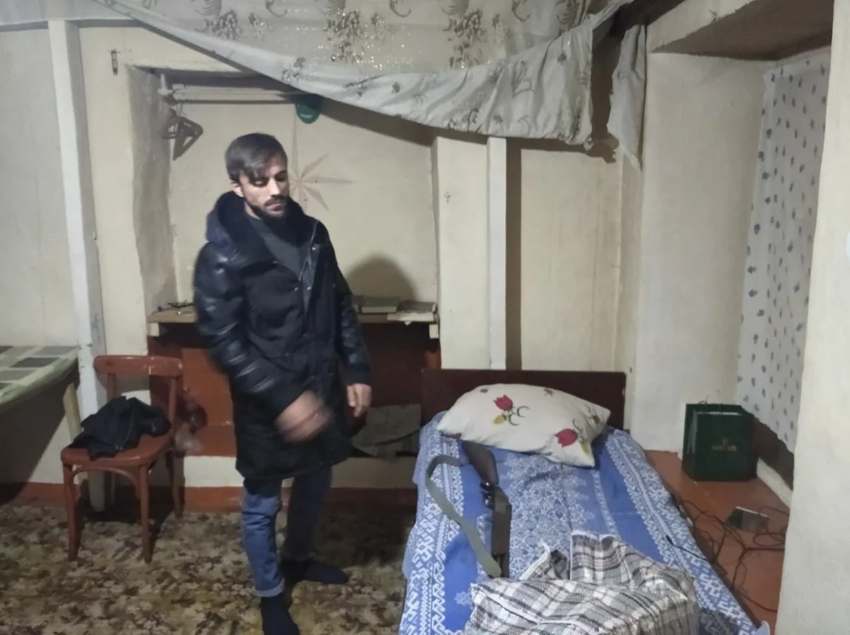 Azərbaycanda elektron qolbaq daşıyan şəxs silahla saxlanıldı