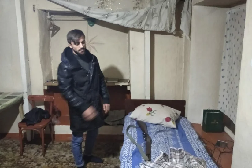 Azərbaycanda elektron qolbaq daşıyan şəxs silahla saxlanıldı