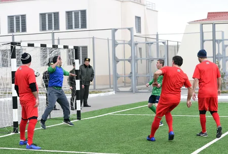 Məhbuslarla futbol veteranları arasında yoldaşlıq oyunu keçirilib