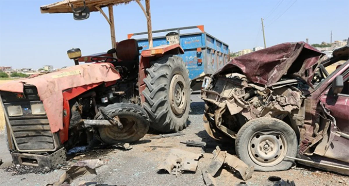 Lənkəranda traktor avtomobillə toqquşub, 3 nəfər xəsarət alıb