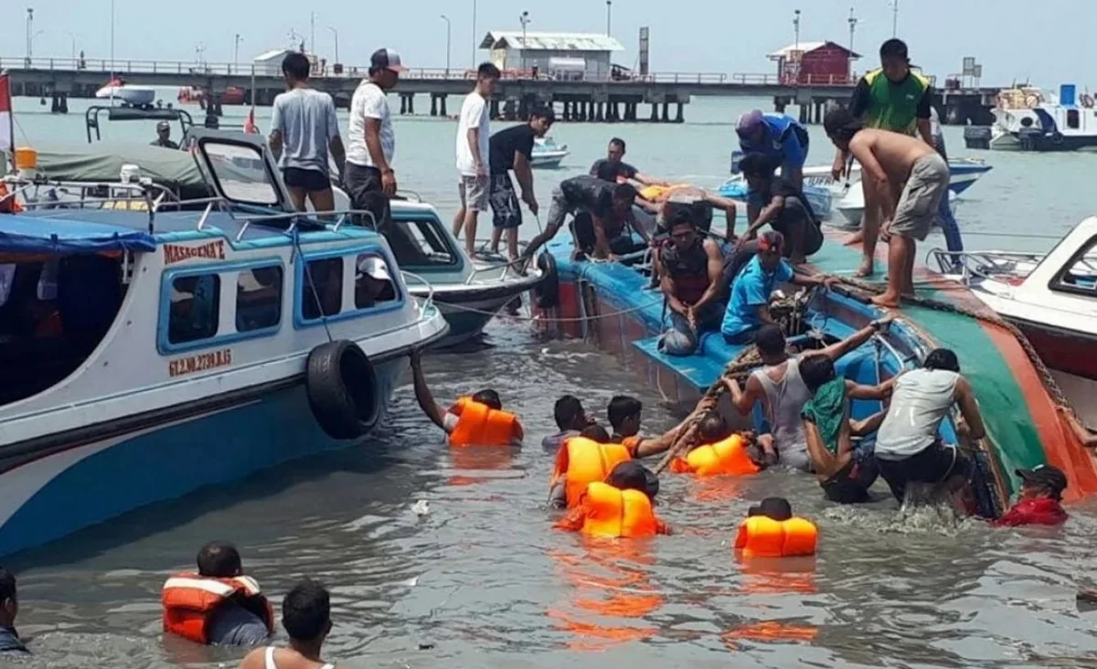 İndoneziya sahillərində gəmi batıb, ölənlər var