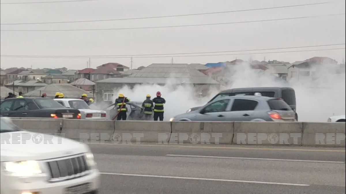 На трассе Баку-Губа загорелся автомобиль, водитель получил ожоги
