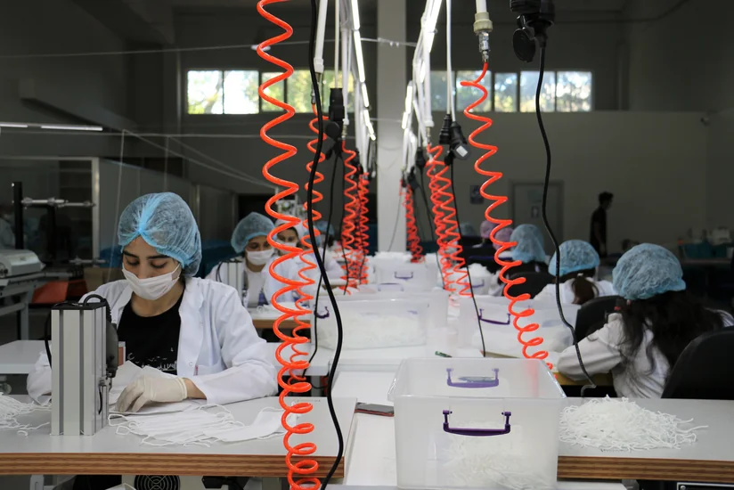 Azərbaycana tibbi maska istehsal edən yeni avadanlıq gətirilib