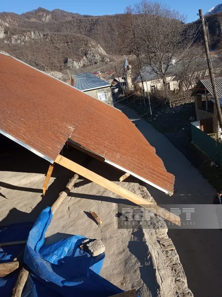 Güclü külək Oğuzda yaşayış binalarının və fərdi evlərin dam örtüyünü uçurub