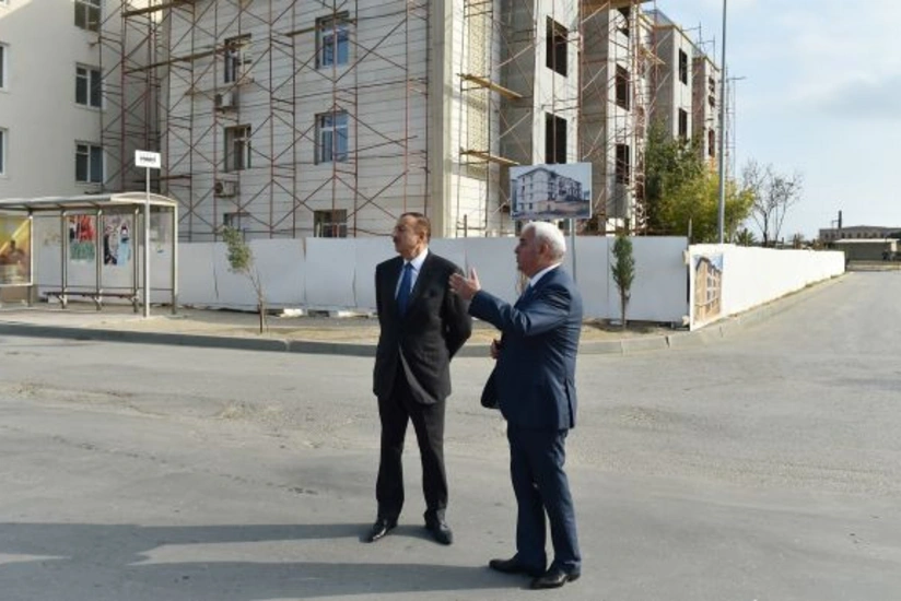 Президент Азербайджана ознакомился с работой по благоустройству и строительству в поселке Пираллахы