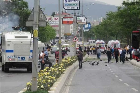 При взрыве в Стамбуле пострадали восемь человек, включая пять военных - ВИДЕО - ОБНОВЛЕНО