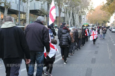 Mixeil Saakaşvilinin tərəfdarları Tbilisidə canlı zəncir yaradıb
