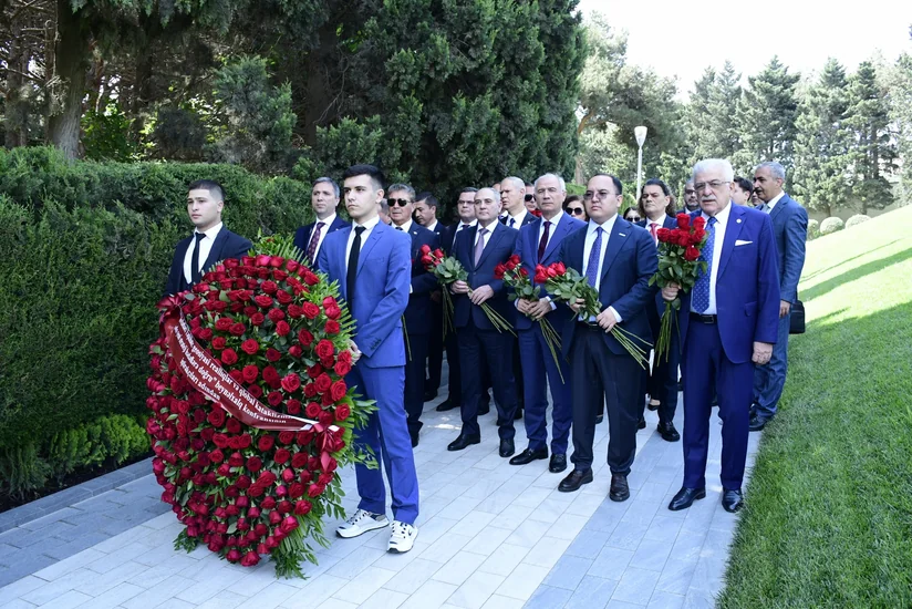 Şuşada keçiriləcək beynəlxalq konfrans iştirakçıları Heydər Əliyevin məzarını, Şəhidlər xiyabanını və “Türk şəhidliyi”ini ziyarət ediblər