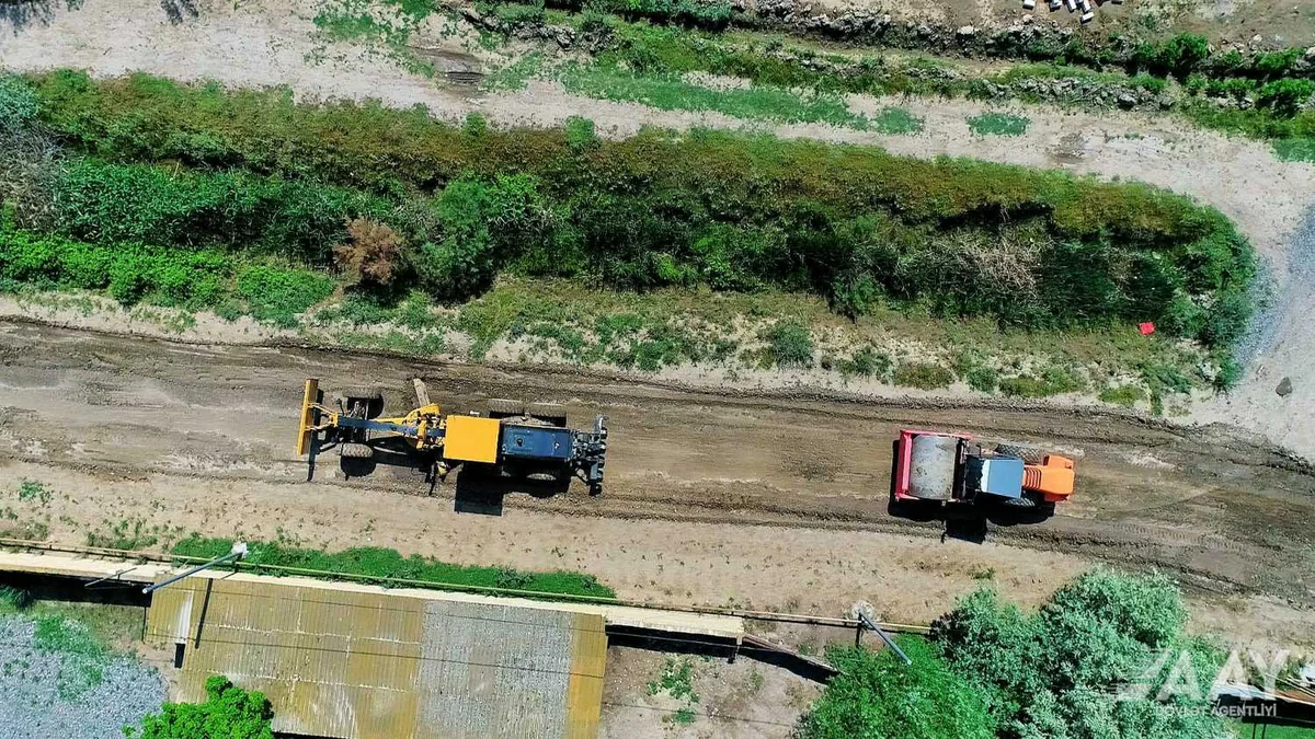Salyanda 16 min əhalinin istifadə etdiyi yollar yenidən qurulur