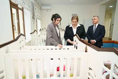 Mehriban Əliyeva Bakıdakı 1 saylı körpələr evində və 1 saylı uşaq evi sosial xidmət müəssisəsində olub