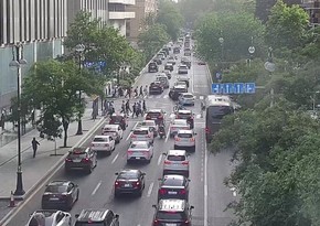 В Баку 16 улицах и проспектах затруднено движение транспорта