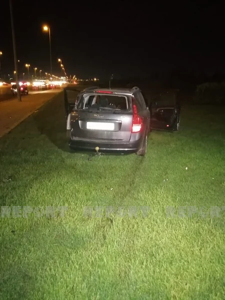 Bakıda sürücü idarəetməni itirərək işıq dirəyinə çırpıldı