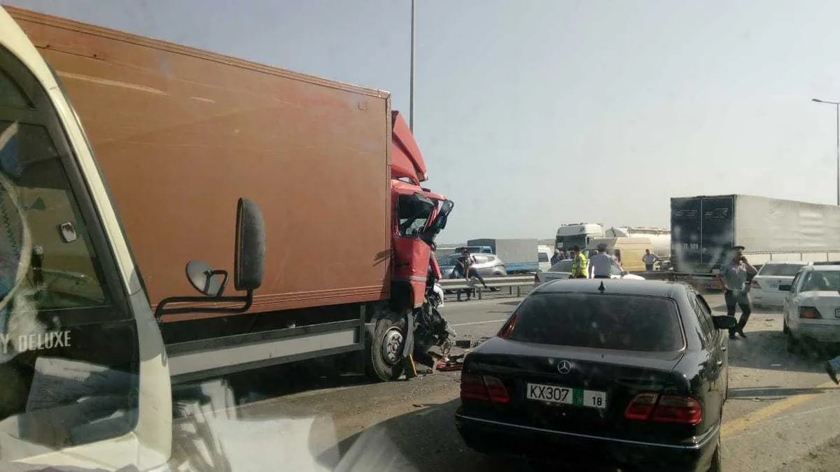 Bakıda sürücünün yatması nəticəsində avtobus qəzaya düşüb: 1 nəfər ölüb, 10-dan çox şəxs yaralanıb - FOTO - VİDEO - YENİLƏNİB-2