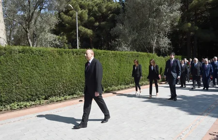 Azərbaycan Prezidenti Ümummilli Lider Heydər Əliyevin məzarını ziyarət edib