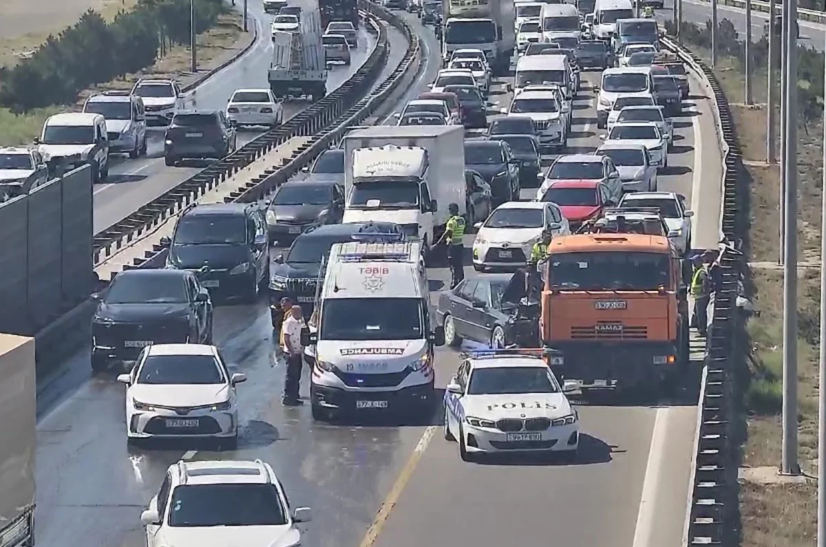 Bakıda avtomobil “KamAz”a çırpılıb, iki qadın xəsarət alıb