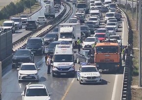 В Баку автомобиль врезался в Камаз, 2 женщины получили травмы