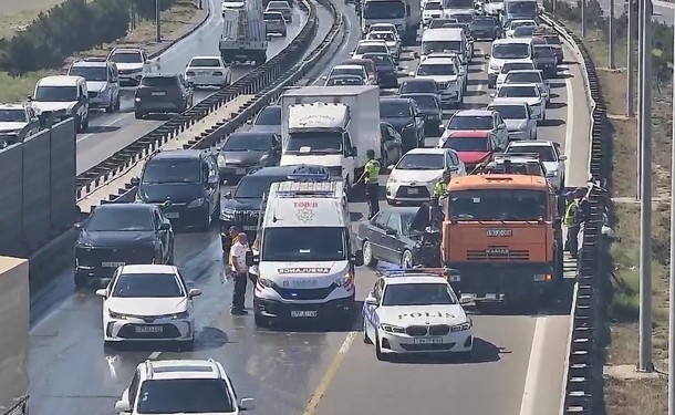 Bakıda avtomobil “KamAz”a çırpılıb, iki qadın xəsarət alıb