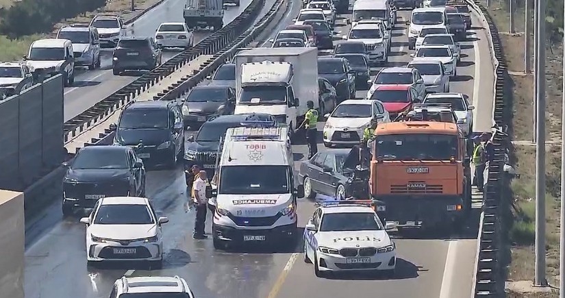 Bakıda avtomobil “KamAz”a çırpılıb, iki qadın xəsarət alıb