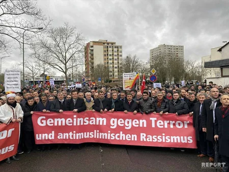 Almaniyada minlərlə insan irqçi terroru lənətlədi - FOTO