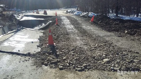 Xızıda torpaq sürüşməsi baş verib, yol çöküb - FOTO