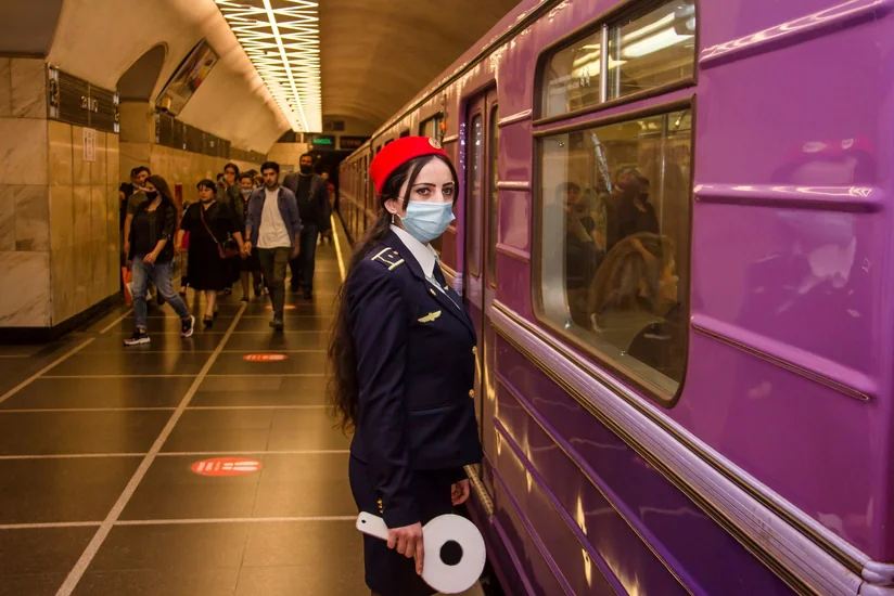 Metro: “Pik saatlarda qatarların hərəkət intervalı 2 dəqiqəyə endirilib”