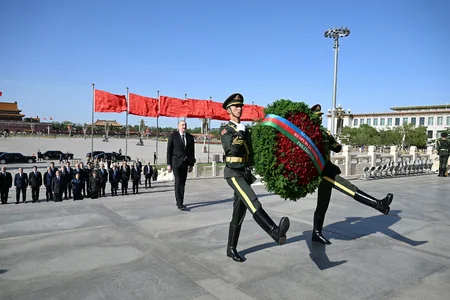 Azərbaycan Prezidenti Pekində Xalq Qəhrəmanları Abidəsini ziyarət edib - YENİLƏNİB
