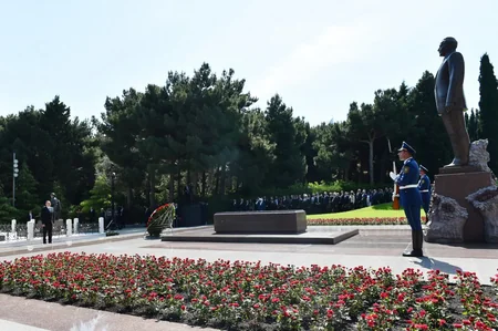 Azərbaycan Prezidenti Ümummilli Lider Heydər Əliyevin məzarını ziyarət edib