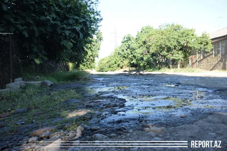 Su borusu partlayıb, saatlarla su küçəyə axır, arxda tullantılar üzür - VİDEO