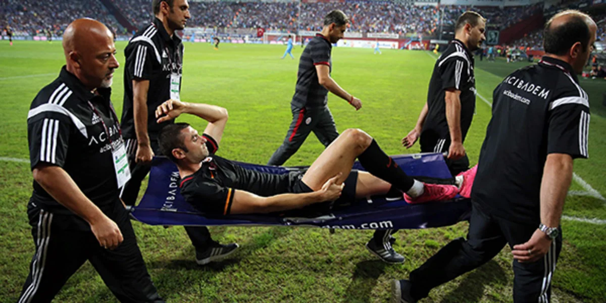 Türkiyə millisinin və Qalatasarayın futbolçusu Burak Yılmaz ciddi zədələnib