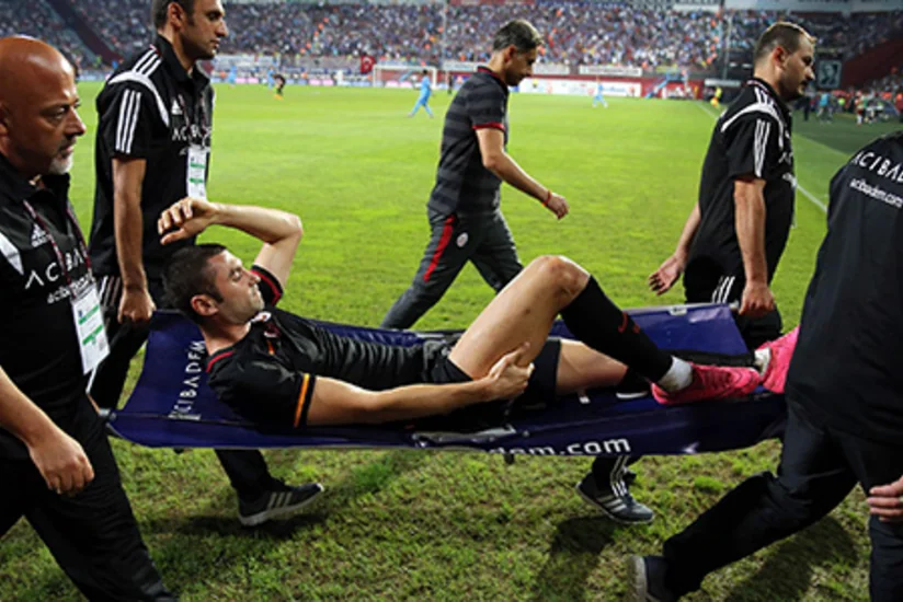 Türkiyə millisinin və Qalatasarayın futbolçusu Burak Yılmaz ciddi zədələnib