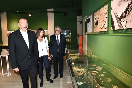 Prezident İlham Əliyev və Mehriban Əliyeva Şamaxıda Dəmirçi Arxeologiya Muzeyinin açılışında iştirak ediblər - FOTO