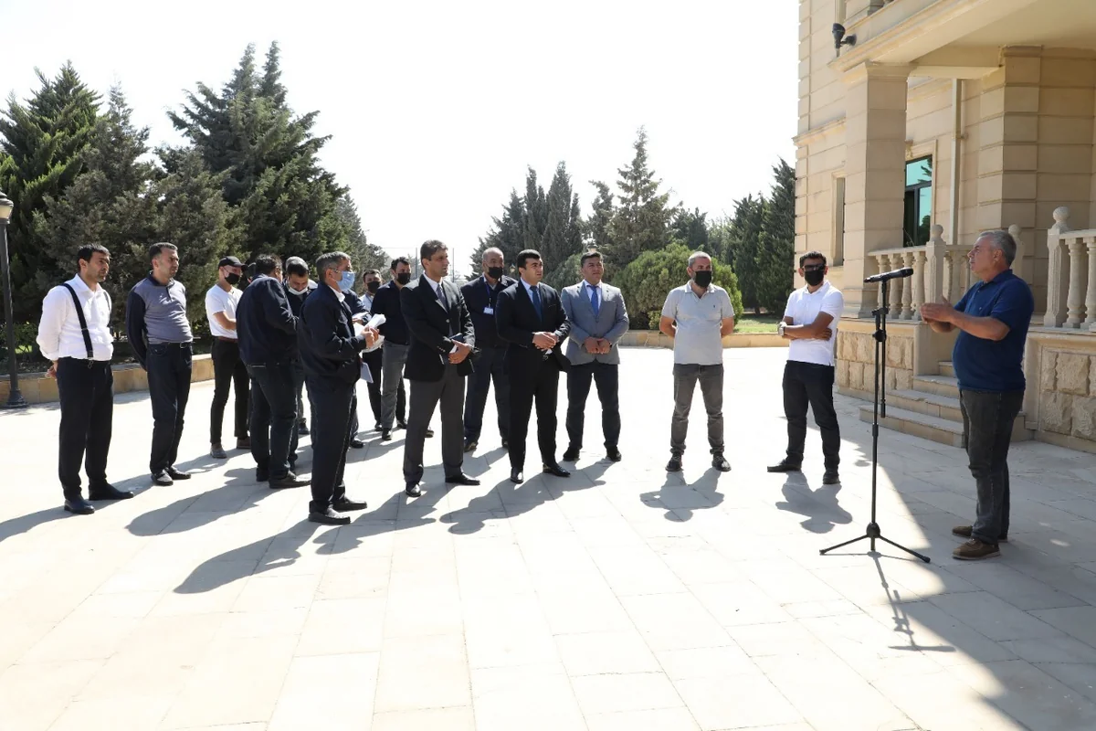 “Azəriqaz” rəhbərliyi Zirə qəsəbəsində istixana sahiblərinin problemini dinləyib