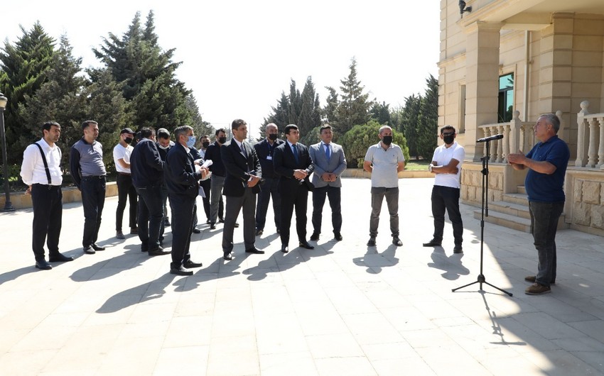 “Azəriqaz” rəhbərliyi Zirə qəsəbəsində istixana sahiblərinin problemini dinləyib