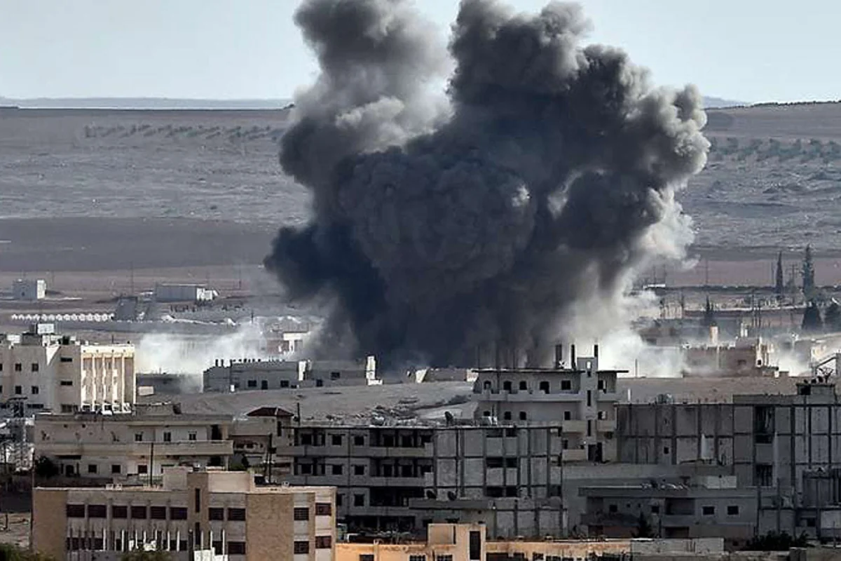 Suriyanın Rəqqa şəhəri bombalanıb, 40 nəfər ölüb