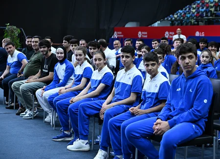Fərid Qayıbov ötən ay nüfuzlu beynəlxalq yarışlarda iştirak edən Azərbaycan idmançıları ilə görüşüb