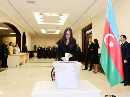 ​Azərbaycan Prezidenti İlham Əliyev 6 saylı seçki məntəqəsində səs verib