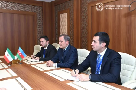 Ceyhun Bayramov iranlı həmkarı ilə bölgədəki mövcud vəziyyətdən danışıb