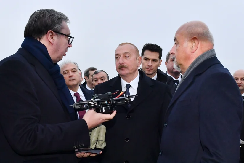 Prezident İlham Əliyev və Aleksandar Vuçiç hərbi texnika və avadanlıqlara baxıblar