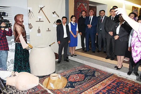 Özbəkistan Dövlət Tarix Muzeyində Azərbaycan pavilyonuu açılıb