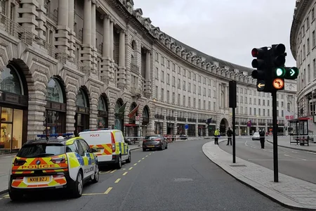 Londonda avtomobil dayanacağa çırpılıb, xəsarət alanlar var