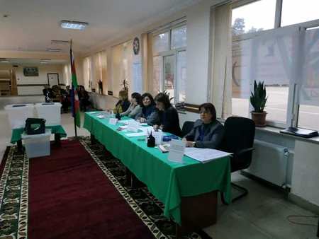 Bakının Nizami rayonunun seçki məntəqələrində bələdiyyə seçkiləri keçirilir  - FOTO