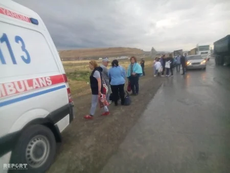 Siyəzəndə sərnişin avtobusu mikroavtobusla toqquşub, xəsarət alanlar var - FOTO