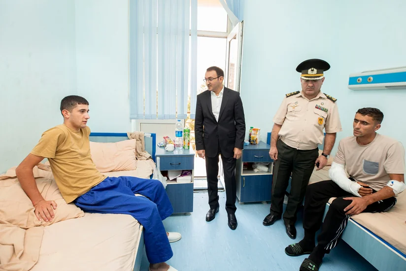 “YAŞAT” Fondu yaralı hərbçilərimizi ziyarət edib 