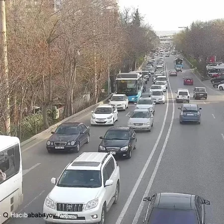 Bakının bir sıra yollarında nəqliyyatın sıxlığı müşahidə olunur