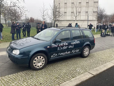 Almaniya hökumətinin binasına avtomobil çarpılıb