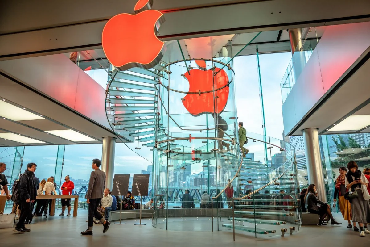 Китайских работников начали увольнять за использование Apple