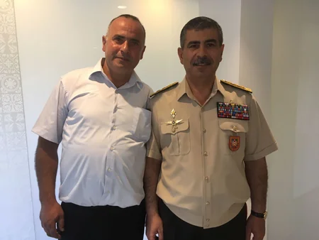 Министр обороны Азербайджана встретился с семьей национального героя Альберта Агарунова - ФОТО