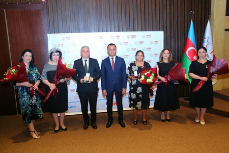 Prezidentin sərəncamı ilə təltif edilən tibb işçilərinə mükafatlar təqdim olunub
