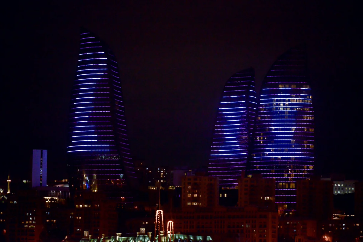 Логотип Мемориала Вугара Гашимова спроецирован на Flame Towers