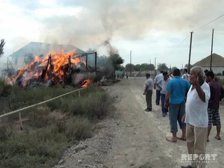 Neftçalada evin çardağına yığılmış 1200 ədəd ot bağlaması yanıb - FOTO
